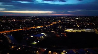 Aydınlanmış Cambridge Şehir Merkezi 'nin Gece Hava Görüntüsü. İngiltere, Birleşik Krallık. 21 Mart 2024