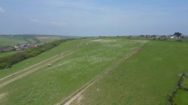 İngiltere 'nin Brighton City yakınlarındaki Rottingdean kasabasında İngiliz At Çiftliklerinin Hava Görüntüleri. 10 Mayıs 2024
