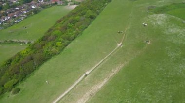 İngiltere 'nin Brighton City yakınlarındaki Rottingdean kasabasında İngiliz At Çiftliklerinin Hava Görüntüleri. 10 Mayıs 2024