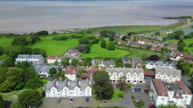 İngiltere 'nin güneybatısındaki Portishead Bristol şehrinin yüksek açılı yerleşim bölgesi manzarası. 26 Mayıs 2024