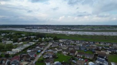 İngiltere 'nin Point Clear Köyü' ndeki güzel sahil ve deniz manzarası rüzgarlı bir günde. 22 Mayıs 2024