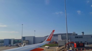 Londra Luton Havalimanı, İngiltere 'deki Taksi Yolu' ndaki Yurtiçi Uçuş Pencere Manzarası. 5 Haziran 2024