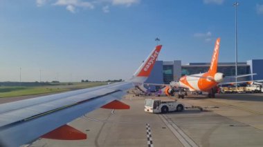 Londra Luton Havalimanı, İngiltere 'deki Taksi Yolu' ndaki Yurtiçi Uçuş Pencere Manzarası. 5 Haziran 2024