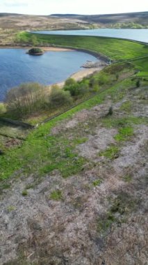 İngiltere 'nin Sheffield kentindeki tepelerdeki Redmires Reservoirs ve Countryside' ın hava görüntüsü. 30 Nisan 2024