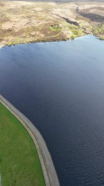 İngiltere 'nin Sheffield kentindeki tepelerdeki Redmires Reservoirs ve Countryside' ın hava görüntüsü. 30 Nisan 2024