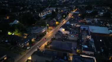 İngiltere 'nin Aydınlanmış Merkezi Luton şehrinin hava görüntüsü, Birleşik Krallık, Gün batımından hemen sonra. 3 Temmuz 2024
