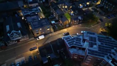 İngiltere 'nin Aydınlanmış Merkezi Luton şehrinin hava görüntüsü, Birleşik Krallık, Gün batımından hemen sonra. 3 Temmuz 2024