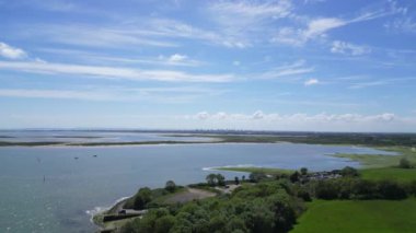 İngiltere, Hampshire 'ın güneydoğu köşesindeki Havant kasabasının hava görüntüsü. 15 Mayıs 2024