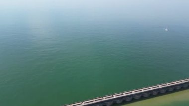 İngiltere 'nin Brighton şehrindeki British Beach ve Ocean' ın havadan görüntüsü. 9 Mayıs 2024