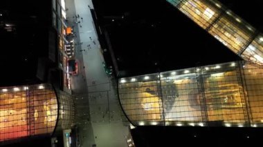 İngiltere 'nin Merkez Birmingham şehrinde Aydınlanmış Uzun Binaların Yüksek Açı Görüntüsü. 30 Mart 2024