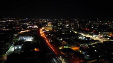 İngiltere 'nin Merkez Birmingham şehrinde Aydınlanmış Uzun Binaların Yüksek Açı Görüntüsü. 30 Mart 2024