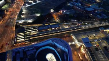 İngiltere 'nin Merkez Birmingham şehrinde Aydınlanmış Uzun Binaların Yüksek Açı Görüntüsü. 30 Mart 2024