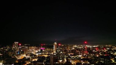 İngiltere 'nin Merkez Birmingham şehrinde Aydınlanmış Uzun Binaların Yüksek Açı Görüntüsü. 30 Mart 2024