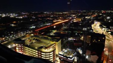 İngiltere 'nin Merkez Birmingham şehrinde Aydınlanmış Uzun Binaların Yüksek Açı Görüntüsü. 30 Mart 2024