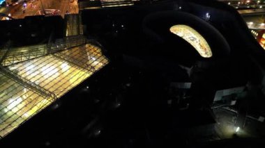 İngiltere 'nin Merkez Birmingham şehrinde Aydınlanmış Uzun Binaların Yüksek Açı Görüntüsü. 30 Mart 2024