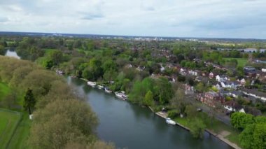 İngiltere 'nin Slough London kentindeki Datchet Town' ın hava görüntüsü. 24 Nisan 2024