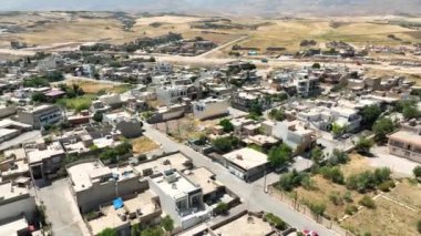 Kürdistan Irak 'taki Dağların ve Tepelerin Hava Görüntüsü. Drone 'un Orta Yükseklikten Görüntüsü 3 Ağustos 2023' te Yakalandı.