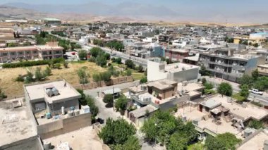 Kürdistan Irak 'taki Dağların ve Tepelerin Hava Görüntüsü. Drone 'un Orta Yükseklikten Görüntüsü 3 Ağustos 2023' te Yakalandı.