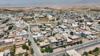 Kürdistan Irak 'taki Dağların ve Tepelerin Hava Görüntüsü. Drone 'un Orta Yükseklikten Görüntüsü 3 Ağustos 2023' te Yakalandı.