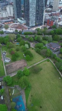 Günbatımında İngiltere 'nin Manchester şehrinin hava görüntüsü. 4 Mayıs 2024