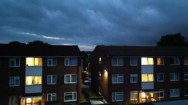 İngiltere 'nin Aydınlanmış Merkezi Luton şehrinin hava görüntüsü, Birleşik Krallık, Gün batımından hemen sonra. 3 Temmuz 2024