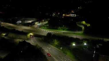 Gece boyunca İngiltere 'nin Aydınlanmış Chesterfield şehrinin hava görüntüsü. 30 Nisan 2024