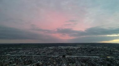 İngiltere 'nin Luton şehrinin Saint Area bölgesindeki emlak konutlarının güzel günbatımı saatinde hava manzarası. Büyük Britanya. 20 Mart 2024