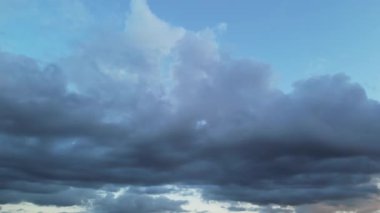 Gün batımında İngiltere 'de dramatik bulutlar 