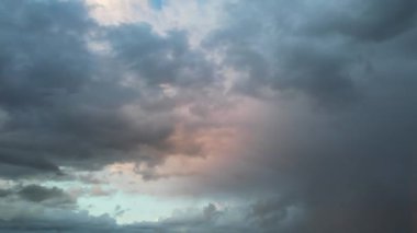 Gün batımında İngiltere 'de dramatik bulutlar 