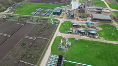 İngiltere 'nin Cambridgeshire kentindeki Milton şehrinin yüksek açılı görüntüsü. 21 Mart 2024