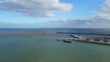 Dover Limanı ve Okyanusu Yüksek Açılı Manzarası, İngiltere Büyük Britanya. 20 Nisan 2024
