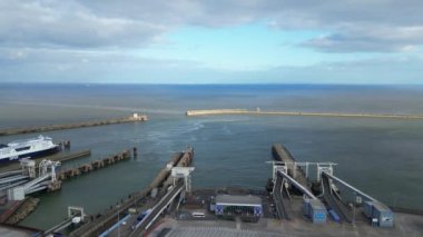 Dover Limanı ve Okyanusu Yüksek Açılı Manzarası, İngiltere Büyük Britanya. 20 Nisan 2024