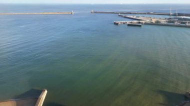 Dover Limanı ve Okyanusu Yüksek Açılı Manzarası, İngiltere Büyük Britanya. 20 Nisan 2024