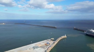 Dover Limanı ve Okyanusu Yüksek Açılı Manzarası, İngiltere Büyük Britanya. 20 Nisan 2024
