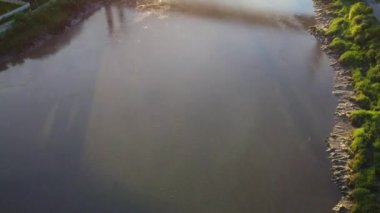 Günbatımında İngiltere, Usk Wales nehri üzerinde bulunan Newport şehrinin yüksek açılı görüntüsü. 27 Mayıs 2024