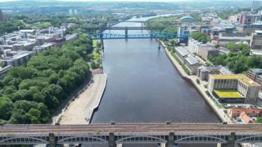 Kuzey İngiltere 'deki Tyne Nehri' nden Merkez Newcastle City 'nin yüksek açılı görüntüleri. 19 Temmuz 2024