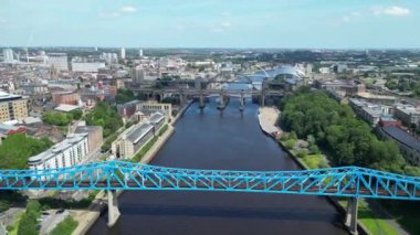 Kuzey İngiltere 'deki Tyne Nehri' nden Merkez Newcastle City 'nin yüksek açılı görüntüleri. 19 Temmuz 2024
