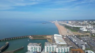 Brighton sahil beldesinin ve İngiltere 'nin doğu Sussex sahil şehrinin havadan görüntüsü. 10 Mayıs 2024