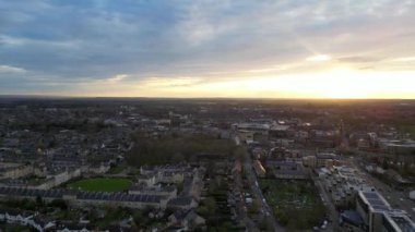 İngiltere 'nin merkez Cambridge şehrinin Sunset sırasında yüksek açılı görüntüsü. 21 Mart 2024