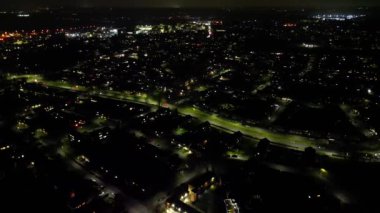 Aydınlanmış Orta Hatfield Şehri ve İngiltere 'nin Hertfordshire şehir merkezinin Yüksek Açı Görüntüleri, Karanlık Gece sırasında Birleşik Krallık. 9 Mart 2024