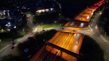 Aydınlanmış Orta Hatfield Şehri ve İngiltere 'nin Hertfordshire şehir merkezinin Yüksek Açı Görüntüleri, Karanlık Gece sırasında Birleşik Krallık. 9 Mart 2024