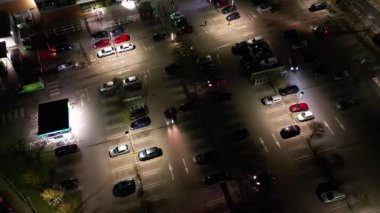 Aydınlanmış Orta Hatfield Şehri ve İngiltere 'nin Hertfordshire şehir merkezinin Yüksek Açı Görüntüleri, Karanlık Gece sırasında Birleşik Krallık. 9 Mart 2024