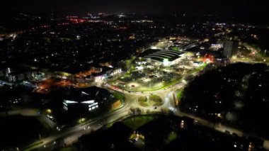 Aydınlanmış Orta Hatfield Şehri ve İngiltere 'nin Hertfordshire şehir merkezinin Yüksek Açı Görüntüleri, Karanlık Gece sırasında Birleşik Krallık. 9 Mart 2024