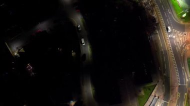 Aydınlanmış Orta Hatfield Şehri ve İngiltere 'nin Hertfordshire şehir merkezinin Yüksek Açı Görüntüleri, Karanlık Gece sırasında Birleşik Krallık. 9 Mart 2024