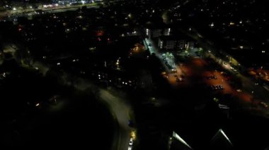 Aydınlanmış Orta Hatfield Şehri ve İngiltere 'nin Hertfordshire şehir merkezinin Yüksek Açı Görüntüleri, Karanlık Gece sırasında Birleşik Krallık. 9 Mart 2024