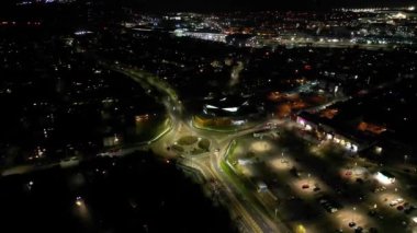 Aydınlanmış Orta Hatfield Şehri ve İngiltere 'nin Hertfordshire şehir merkezinin Yüksek Açı Görüntüleri, Karanlık Gece sırasında Birleşik Krallık. 9 Mart 2024