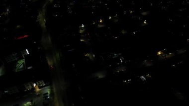 Aydınlanmış Orta Hatfield Şehri ve İngiltere 'nin Hertfordshire şehir merkezinin Yüksek Açı Görüntüleri, Karanlık Gece sırasında Birleşik Krallık. 9 Mart 2024