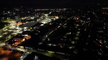 Aydınlanmış Orta Hatfield Şehri ve İngiltere 'nin Hertfordshire şehir merkezinin Yüksek Açı Görüntüleri, Karanlık Gece sırasında Birleşik Krallık. 9 Mart 2024