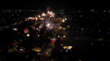 Luton City 'nin İkamet Alanındaki Asya Düğününde Gece Havai fişek Gösterisi. İngiltere. 13 Ağustos 2024