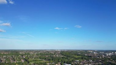 Sıcak Yaz Günü 'nde Luton City of England' daki Residential Estate 'in Hava Görüntüsü. İngiltere Birleşik Krallığı. 13 Ağustos 2024